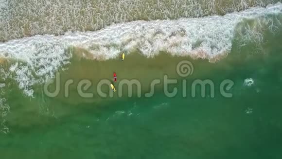 在海上盘旋在波浪上冲浪视频的预览图