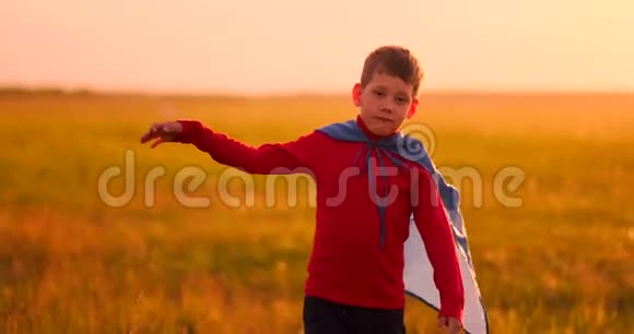 小男孩在日落时扮演超级英雄视频的预览图