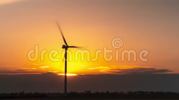 太阳太阳光线下日落时的风力发电机视频的预览图