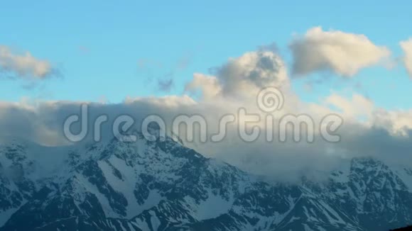 4k视频时间流逝山的自然美丽云的移动视频的预览图