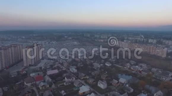 日落时分乌克兰小镇空中天际线视频的预览图