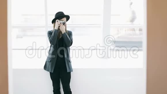 拍照时尚漂亮的女孩拿着复古风格的凸轮抓住时机视频片段旅行博客视频的预览图