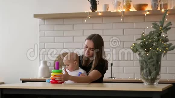 幼儿和妈妈一起在托儿所玩玩具妈妈带着一岁的小男孩在家玩视频的预览图