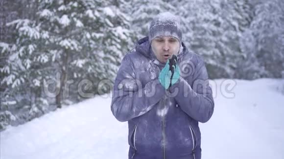 雪背景上一个冻僵的人困惑着有个问题视频的预览图