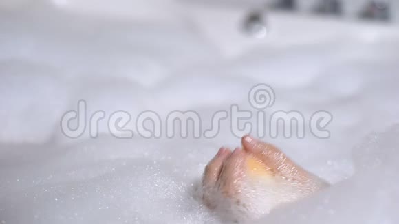 女性手拿浴弹芳香身体护理与精油特写视频的预览图