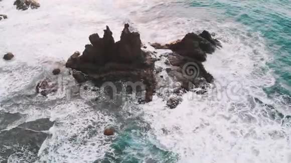 大西洋美丽岩石的戏剧性鸟瞰与北部海岸特内里费岛隔绝视频的预览图