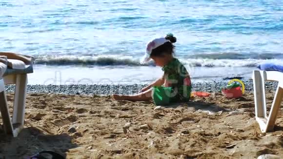 小女孩在海边和孩子们玩盘子视频的预览图