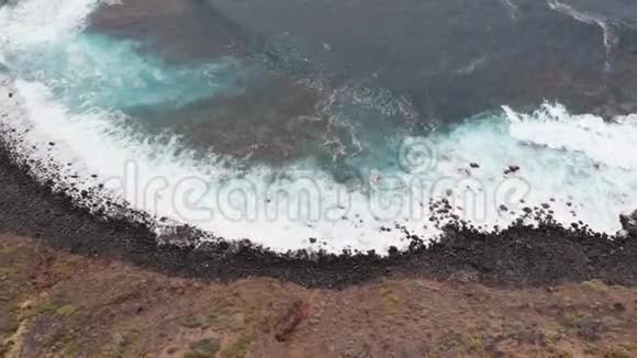 史诗级无人机视频海滩与黑色石头和绿松石水西班牙加那利群岛特内里费埃尔普里斯视频的预览图