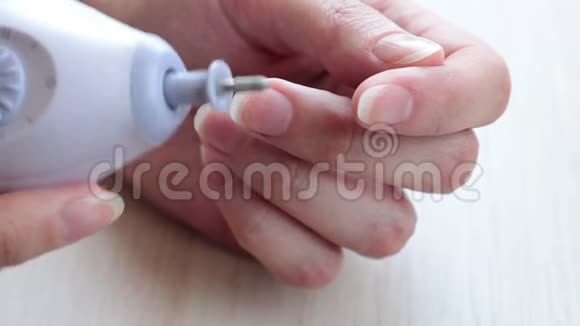 家庭指甲护理女人自己做五金修指甲指甲灰尘从抛光双手合拢视频的预览图