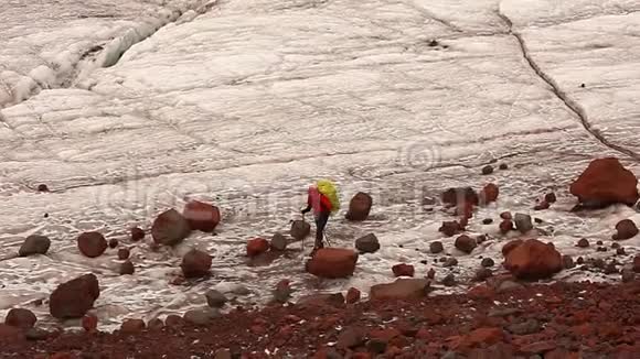 疲惫的徒步旅行者带着沉重的背包从冰川移动到冰碛人在碛上沿着崎岖的岩石小径走徒步旅行视频的预览图