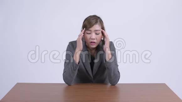 年轻时压力很大的亚洲女商人头痛视频的预览图