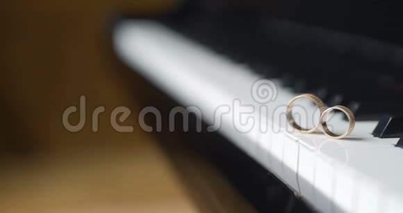 钢琴和结婚戒指视频的预览图