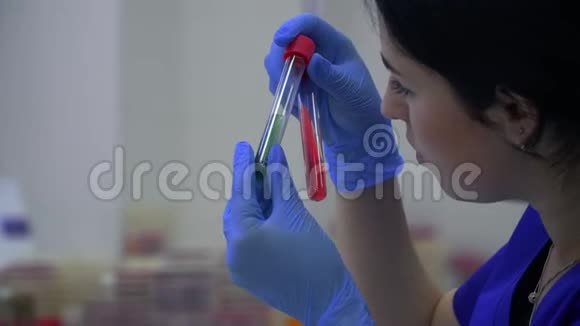 实验室助理妇女拿着带血样的试管视频的预览图
