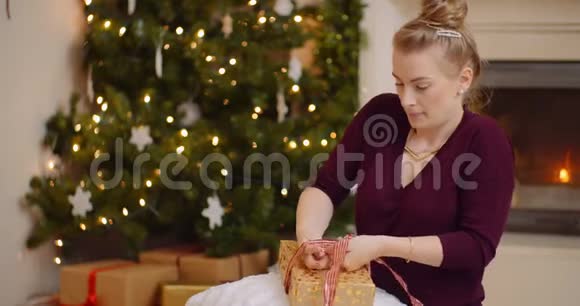 圣诞礼物彩带的年轻女子视频的预览图