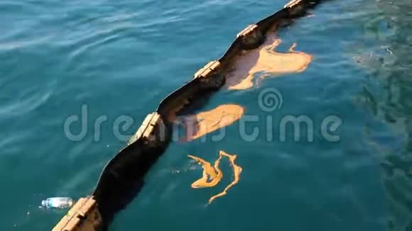 海洋污染海上废油浮桥海障视频的预览图