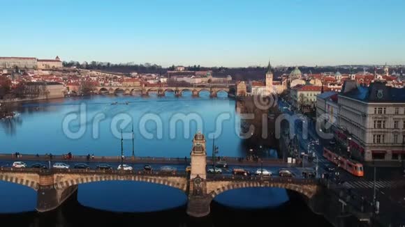 桥梁鸟瞰欧洲城市布拉格镜头捷克共和国查看普拉哈航空测量飞行的屋顶调查视频的预览图