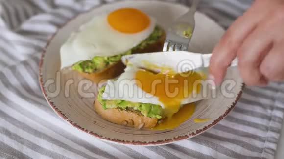 用鳄梨和鸡蛋切片吐司健康素食早餐视频的预览图
