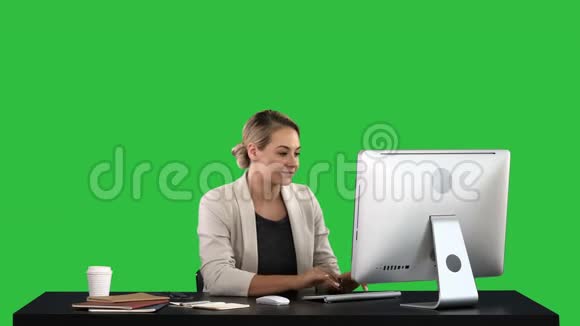 从清晨起我正在检查我的邮箱兴奋的女人在电脑上工作的绿色屏幕铬键视频的预览图