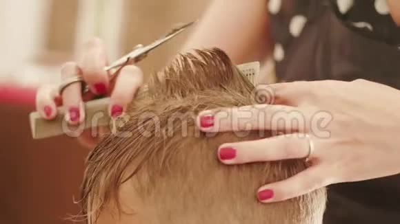 理发师用剪刀在手指间理发视频的预览图