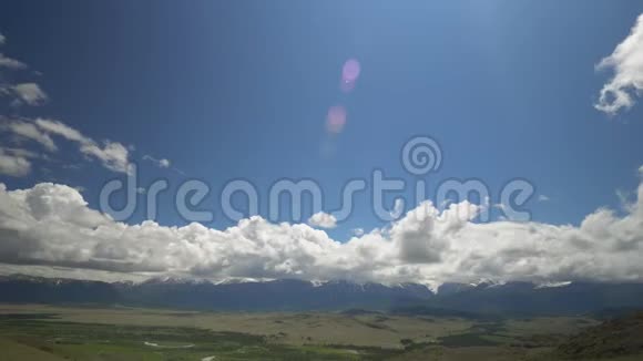 4k视频时间流逝山的自然美丽云的移动视频的预览图