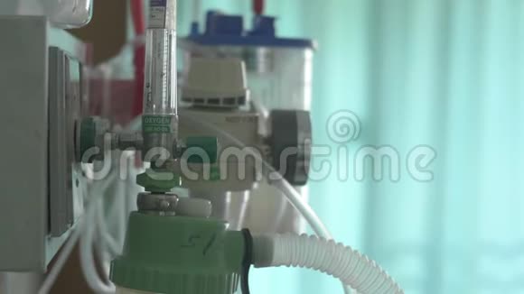 危重病人在医院给氧气以恢复健康视频的预览图
