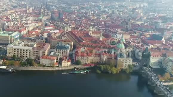 鸟瞰VlatvaCharles桥和旧城广场晴朗天气下布拉格全景视频的预览图