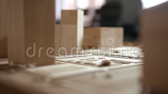 木工制作了一个玩具迷你造型并计划把图形放在哪里视频的预览图