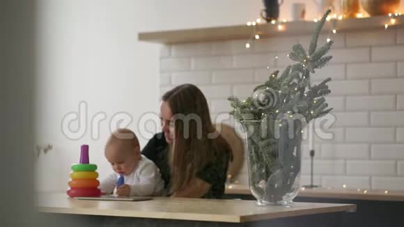 幼儿和妈妈一起在托儿所玩玩具妈妈带着一岁的小男孩在家玩视频的预览图