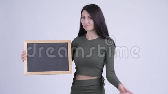 年轻有压力的女人展示黑板并竖起大拇指视频的预览图