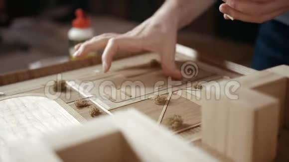 木制建筑布局上的工匠排列建筑视频的预览图