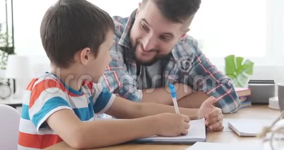 父亲和儿子在学校读书做作业视频的预览图