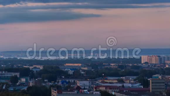 雾蒙蒙的早晨城市景观的时间推移夏季日出期间小城市郊区的居民区视频的预览图