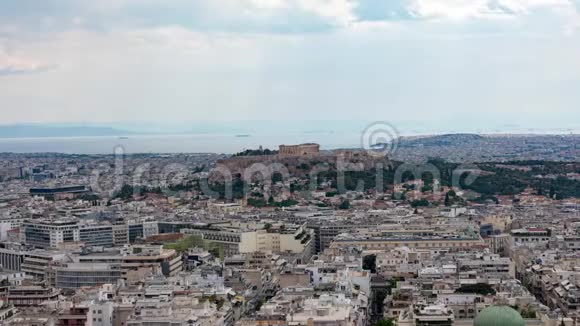 阳光明媚的一天雅典的城市景观和卫城视频的预览图