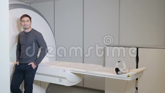 健康观念医院病人近MRI断层扫描扫描仪CT机现代医疗保健中男性微笑患者视频的预览图