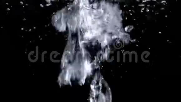 大力吹泡水使沸腾的空气快速流动视频的预览图