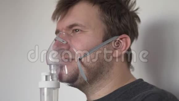 粗鲁的男人在医院吸入视频的预览图