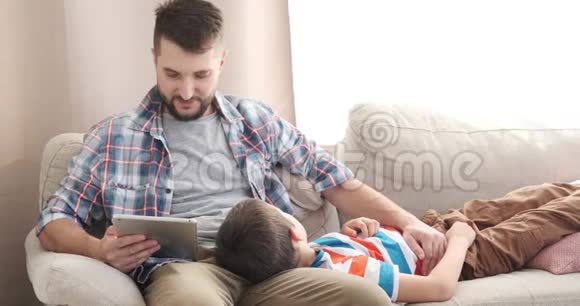 父亲在家给儿子读电子书视频的预览图