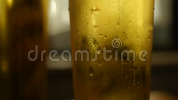啤酒泡在一杯啤酒里视频的预览图