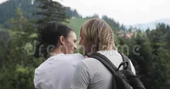 美丽的情侣在山上亲吻视频的预览图