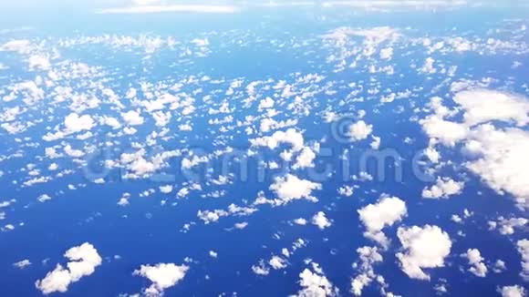 在一次飞行中从上面拍摄到的海洋上空的云层的超移视频的预览图