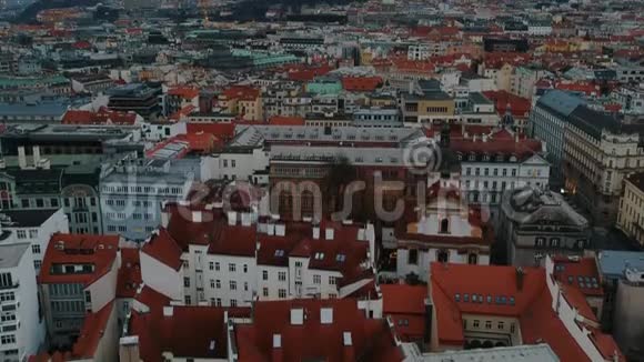 鸟瞰欧洲城市布拉格镜头捷克共和国查看普拉哈航空测量飞行的屋顶调查报告视频的预览图