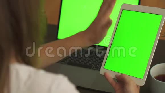 女人与人交谈从平板电脑绿色屏幕上挥动的手经理在网上与顾客交谈视频的预览图