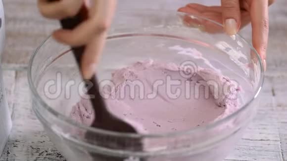 自制蓝莓奶油装在玻璃碗里视频的预览图