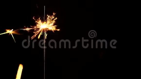黑色背景上的火花燃烧保险丝或孟加拉火隔离减轻圣诞节的火花视频的预览图