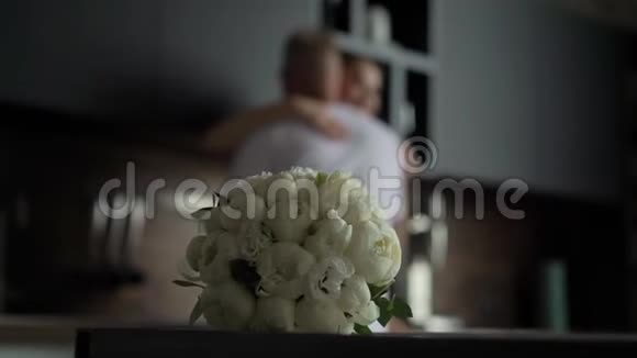 年轻夫妇在厨房的激情男人和女人在柜台上拥抱视频的预览图