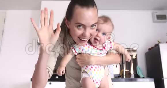 快乐的母亲和有趣的孩子在厨房视频的预览图