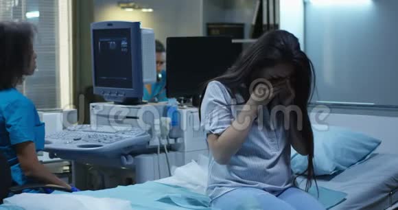 孕妇在医院哭视频的预览图