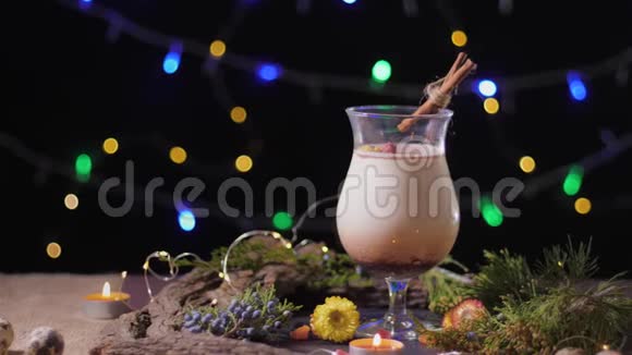 家庭自制传统的圣诞蛋酒杯与地面肉豆蔻和肉桂装饰圣诞树和视频的预览图