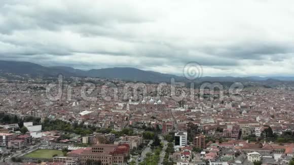 厄瓜多尔昆卡无人驾驶飞机的鸟瞰图视频的预览图