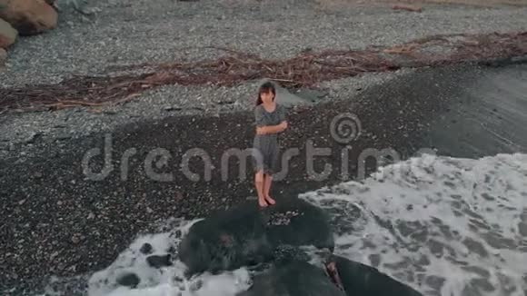 孤独的女人站在海边视频的预览图